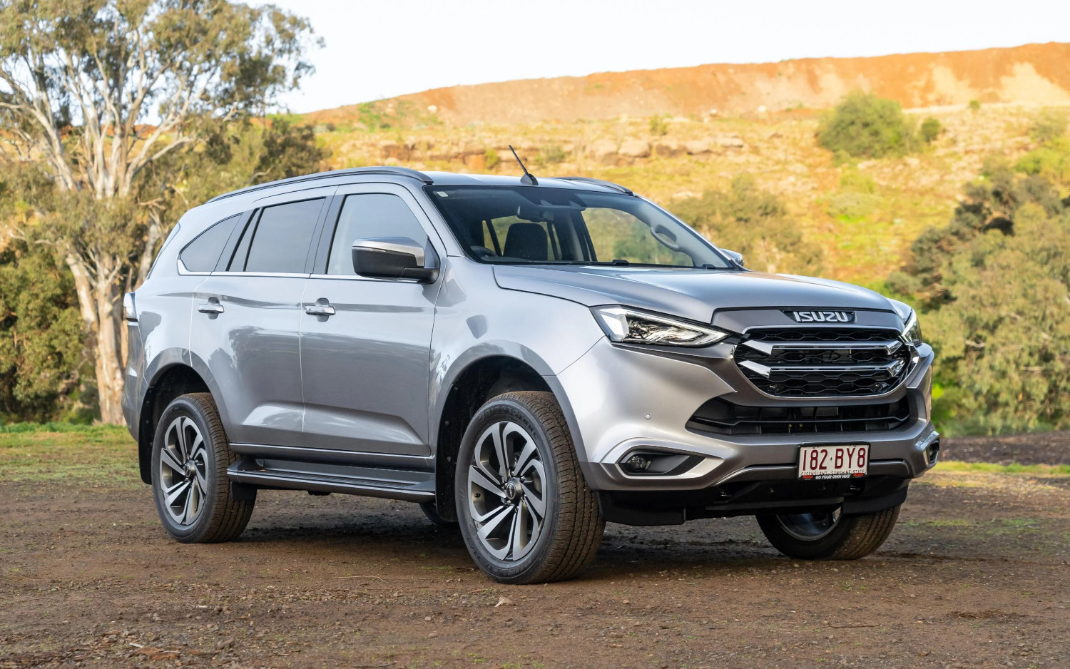 Comparison ISUZU MU X LS M 2022 Vs Renault Kiger RXZ 2021 SUV Drive